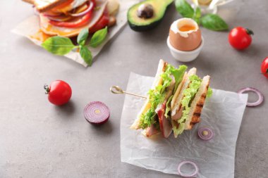 Masada marul ile lezzetli sandviç