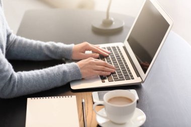 Dizüstü bilgisayar Office ile çalışan genç kadın serbest meslek