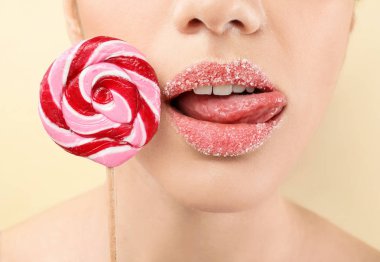 Yaratıcı makyaj ve lolipop renk arka plan, closeup üzerinde olan güzel kadın