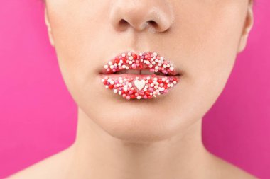 Yaratıcı makyaj renk arka plan, closeup olan güzel kadın