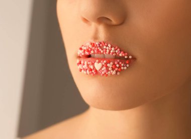 Yaratıcı makyajlı güzel bir genç kadın, yakın plan.