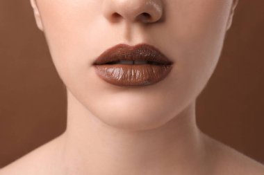 Güzel makyaj renk arka plan, closeup olan kadın