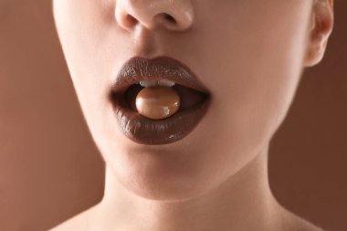 Renk arka plan, closeup Ağızdan şeker olan güzel kadın