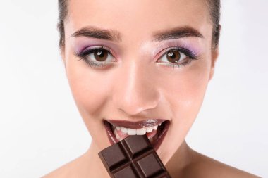 Beyaz arka plan, closeup çikolata olan güzel kadın