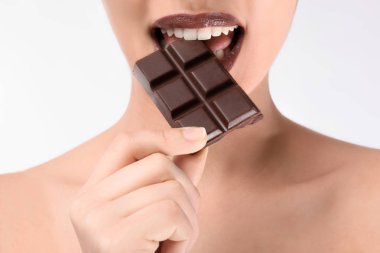 Beyaz arka plan, closeup çikolata olan güzel kadın