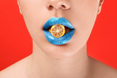 Yaratıcı makyaj ve renk arka plan, closeup Ağızdan şeker olan güzel kadın