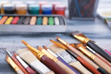 Tablo, closeup birçok boya fırçaları