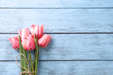 Ahşap arka planda güzel laleler