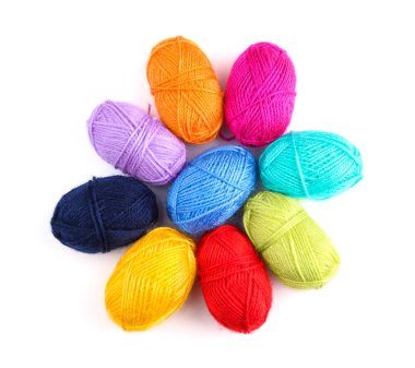 Beyaz arka plan üzerinde renkli örgü iplik