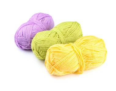 Beyaz arka plan üzerinde renkli örgü iplik