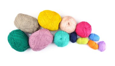 Beyaz arka plan üzerinde renkli örgü iplik