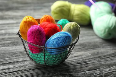 Ahşap masa üzerinde iplik örgü ile sepeti