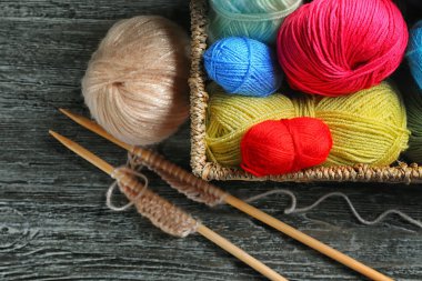 İplik ve ahşap masa iğne falan batmazdı örgü ile hasır sepet