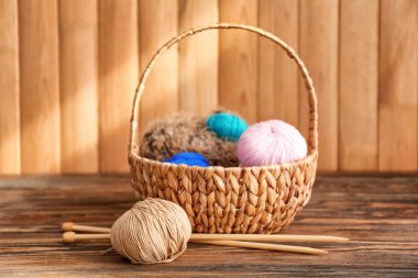 İplik ve iğneler masada örgü ile hasır sepet