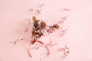 Renk arkaplanında çiçek açan güzel dallar