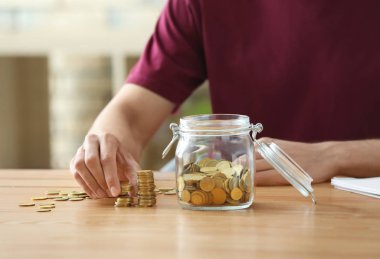 Adam yığın sikkeleri üzerinde tablo