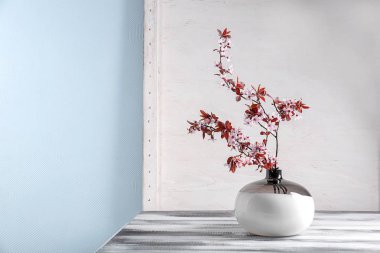 Masada güzel çiçek dalları ile vazo