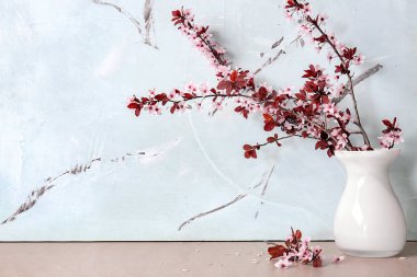 Masada güzel çiçek dalları ile vazo