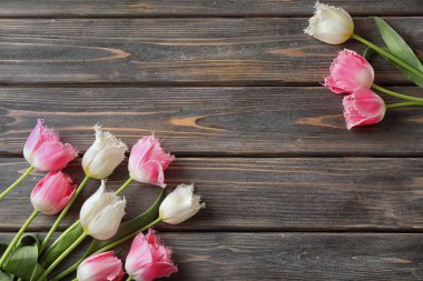 Ahşap arka planda güzel laleler