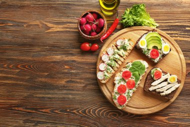 Ahşap masa üzerinde lezzetli tost ile kompozisyon