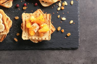 Kayrak plaka, üstten görünüm üzerinde meyve ile taze tatlı tost