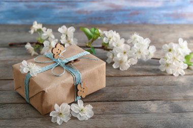 Şık hediye kutusu ve ahşap zemin üzerine çiçek şube