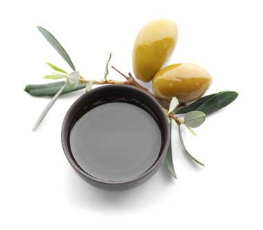 Beyaz arka plan üzerinde Zeytinyağlı kase