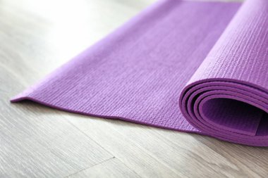 Yoga mat ahşap zemin üzerinde