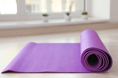 Yoga mat ahşap zemin üzerinde