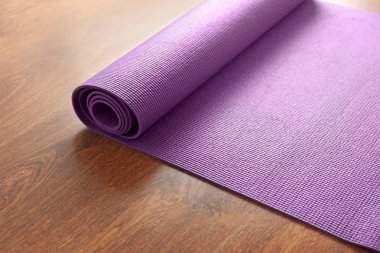 Yoga mat ahşap zemin üzerinde