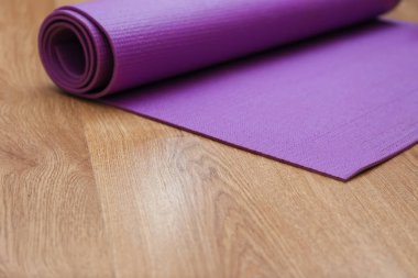 Yoga mat ahşap zemin üzerinde