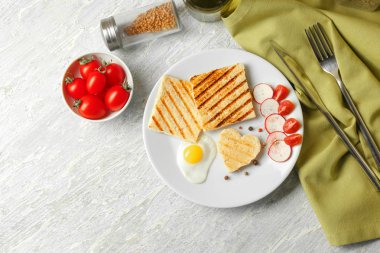 Kızarmış ekmek, kızarmış yumurta ve sebze tablo ile plaka