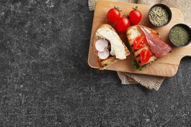 Sebze ve et ahşap tahta üzerinde kızarmış ekmek