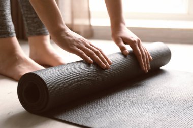Yoga mat kapalı olan kadın