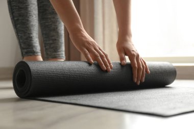 Yoga mat kapalı olan kadın