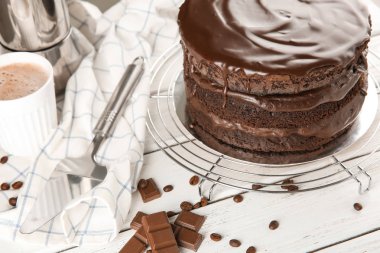Masada lezzetli çikolatalı kek ile kabin soğutma