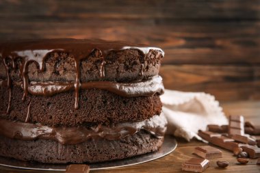 Tahta masada çikolatalı kek.