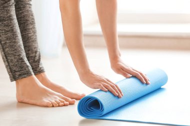 Yoga mat kapalı olan kadın