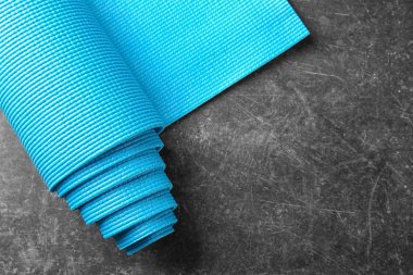 Yoga mat gri arka plan üzerinde