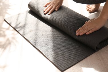 Yoga mat kapalı olan kadın