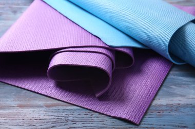 Yoga paspaslar üzerine ahşap arka plan
