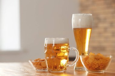 Gözlük bira ve tablo snacks ile çubuk