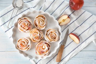Lezzetli gül şekilli elma pasta tablo ile çanak