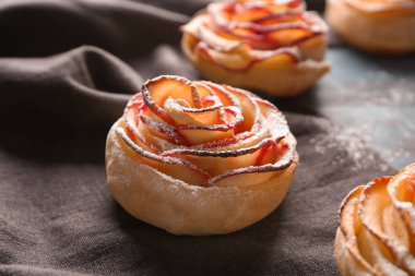 Lezzetli gül peçete üzerinde elma pasta şeklinde