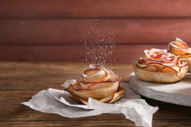 Lezzetli gül ahşap masa üzerinde elma pasta şeklinde