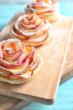 Lezzetli gül ahşap kurullarında, closeup elma pasta şeklinde