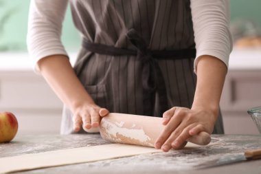 Kadın mutfakta hamur yayıyoruz