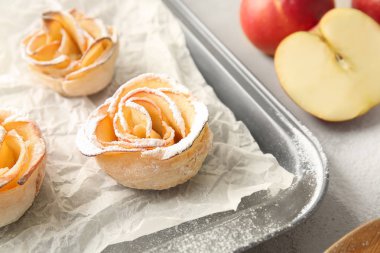 Puf böreği masada lezzetli elma gül ile fırın tepsisi