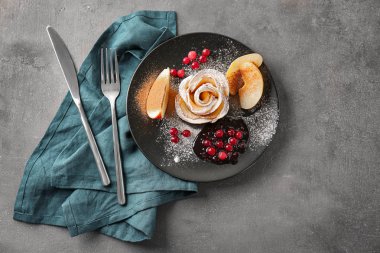 Plaka lezzetli apple ile masaya puf böreği ve kızılcık reçeli gül