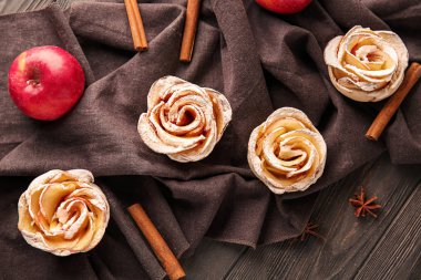 Puf böreği ahşap masa üzerinde lezzetli elma gül ile kompozisyon